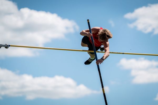 Janik Meyer (MTV 49 Holzminden) beim Stabhochspringen am 02.07.2022 waehrend den NLV+BLV Leichtathletik-Landesmeisterschaften im Jahnstadion in Goettingen (Tag 1)